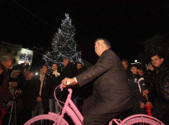 Il sindaco Orlando accende l'albero con la bici ecosostenibile