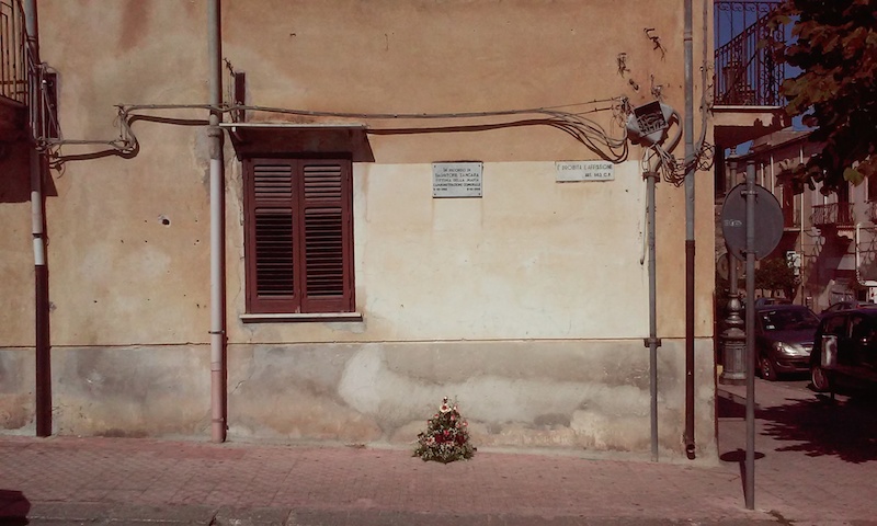 Il muro del bar Palazzolo con la lapide che ricorda il delitto Zangara