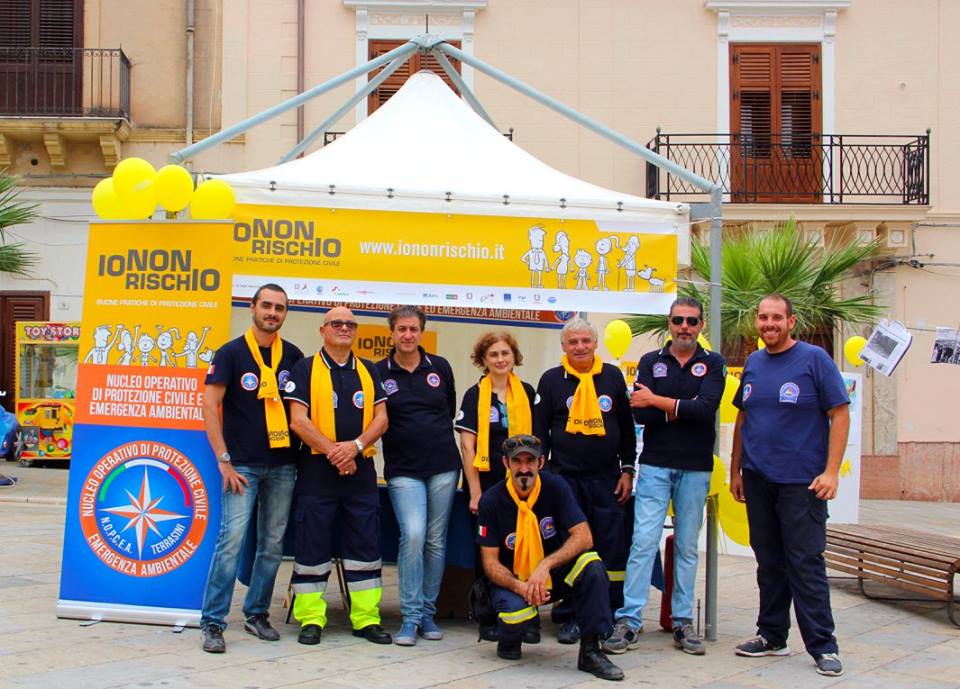 Il presidente della Protezione Civile Maurizio Sapienza,(terzo a sinistra) con i volontari Giovanni Rappa, Attilio Cannarella, Caterina Iacopelli, Benedetto Cilluffo