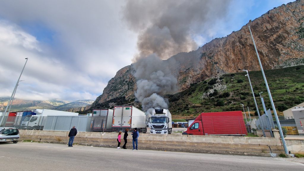 A fuoco deposito di TIR alla Zona Industriale di Carini.