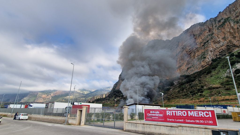 A fuoco deposito di TIR alla Zona Industriale di Carini.
