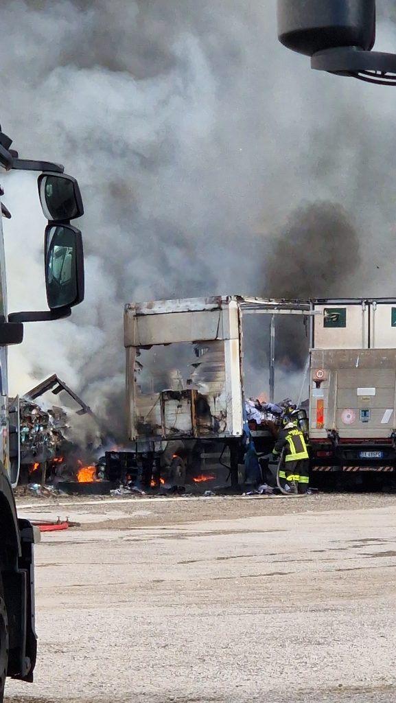 A fuoco deposito di TIR alla Zona Industriale di Carini.
