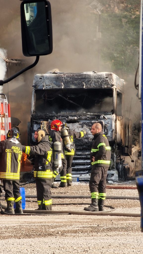 A fuoco deposito di TIR alla Zona Industriale di Carini.