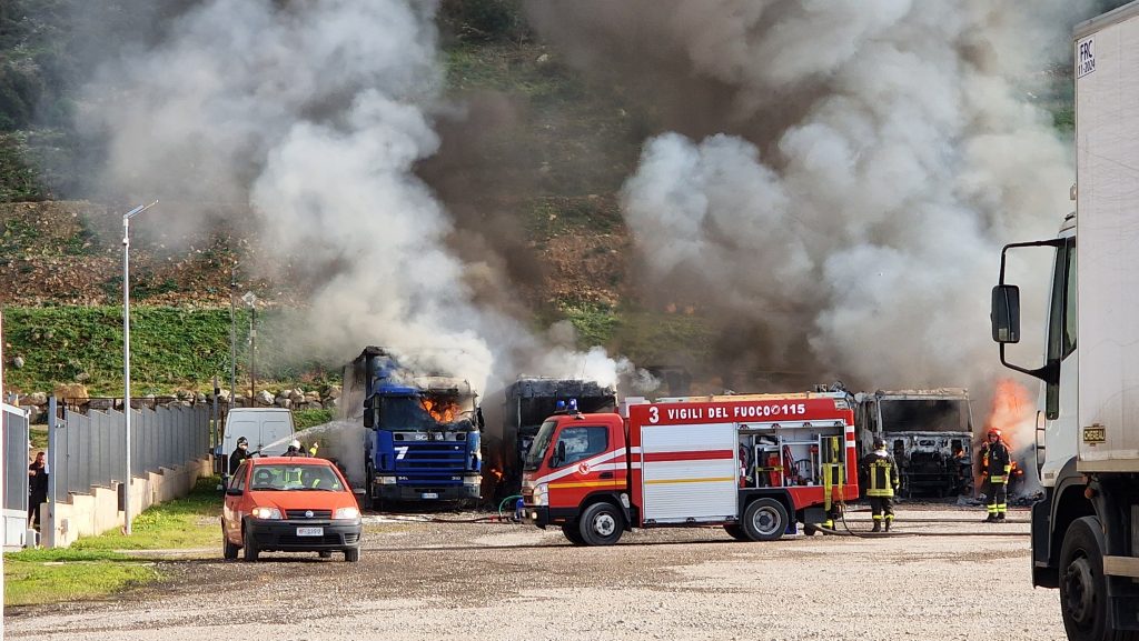 A fuoco deposito di TIR alla Zona Industriale di Carini.