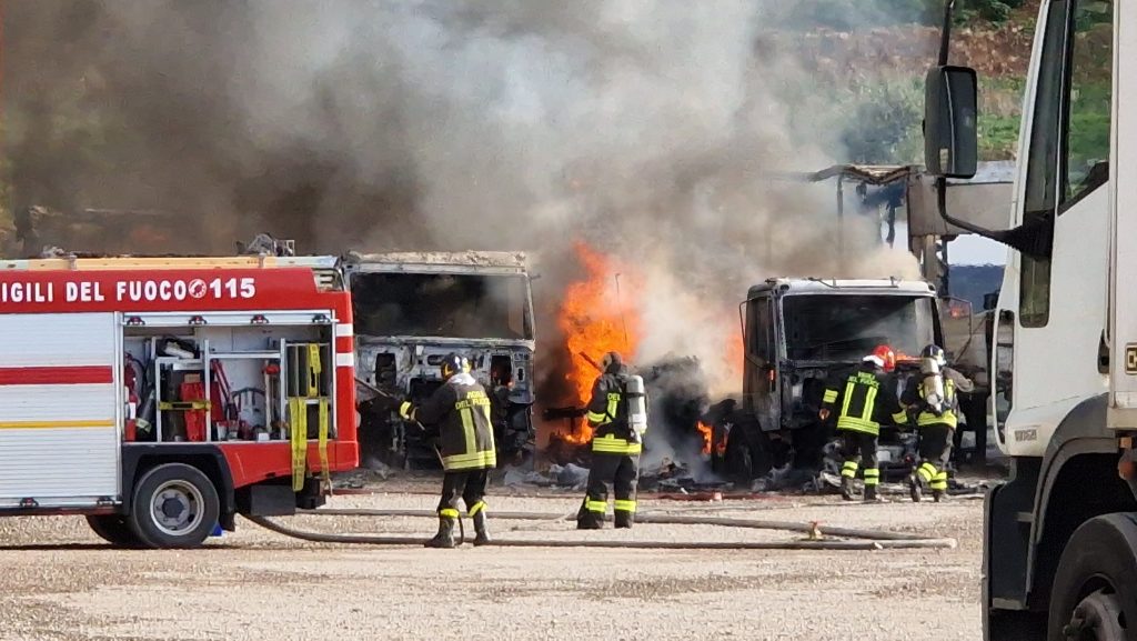 A fuoco deposito di TIR alla Zona Industriale di Carini.